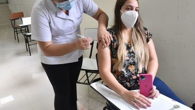 Hay pocas dosis anti-Covid y las que hay se aplican a cuentagotas