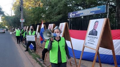 Mostrarán las “caras de la  corrupción” frente a Clínicas