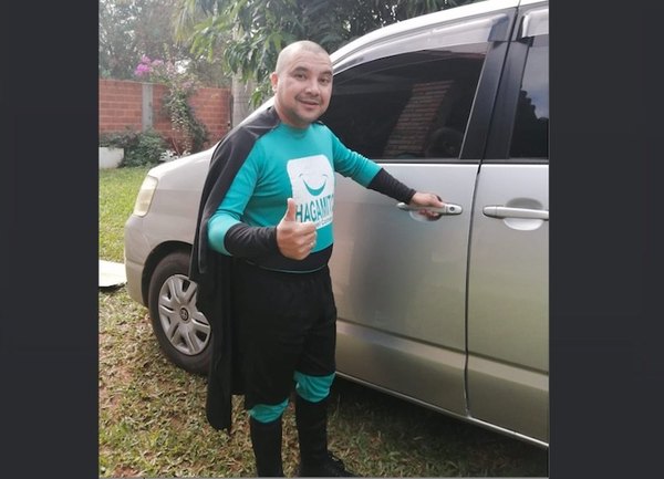 Crónica / SUPERVACUNA MAN. Vestido con capa lleva gratis a la gente