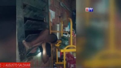 Entró a robar y se quedó atorado en la ventana
