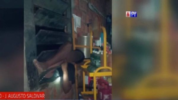 Entró a robar y se quedó atorado en la ventana