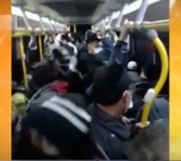 Peligrosa aglomeración en el transporte público - Paraguay.com
