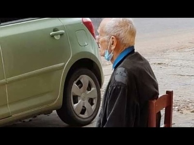ABANDONAN EN LA CALLE CON MALETA Y TODO A UN ANCIANO