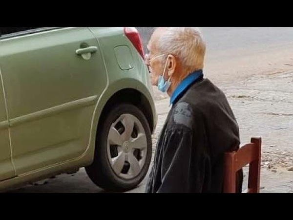 ABANDONAN EN LA CALLE CON MALETA Y TODO A UN ANCIANO