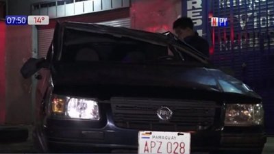 Volcó, dio una vuelta completa y salió ileso | Noticias Paraguay
