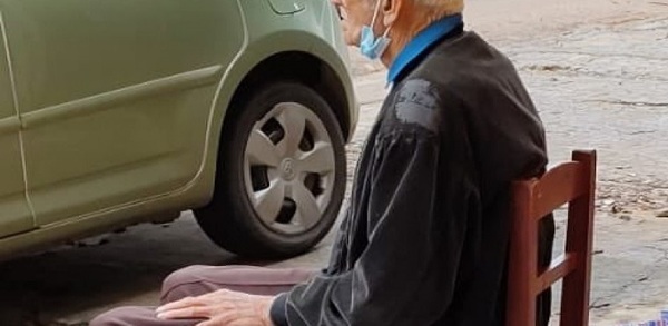 Indolencia total: Abandonan en la calle con maleta y todo a un anciano