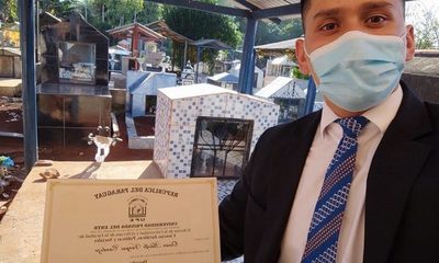 Joven entrega su título de abogado a sus padres, en cementerio
