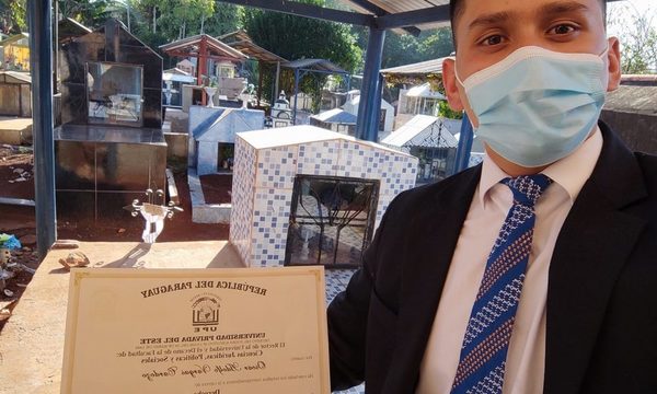 Joven entrega su título de abogado a sus padres, en cementerio