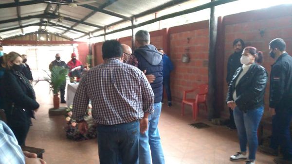 Mario Abdo da los pésames a familia de fallecida por caída de puente