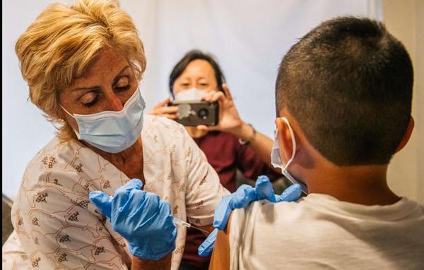 Vacunarán a adolescentes de 12 años y más con la Pfizer en Brasil