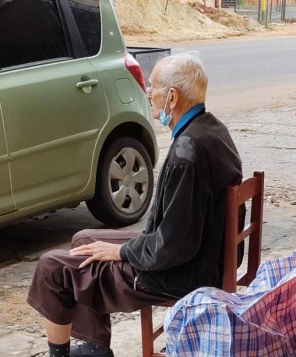 Abandonan a un anciano de 79 años en la vía pública en Fernando de la Mora