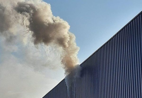 Interviene empresa por expulsión de humo