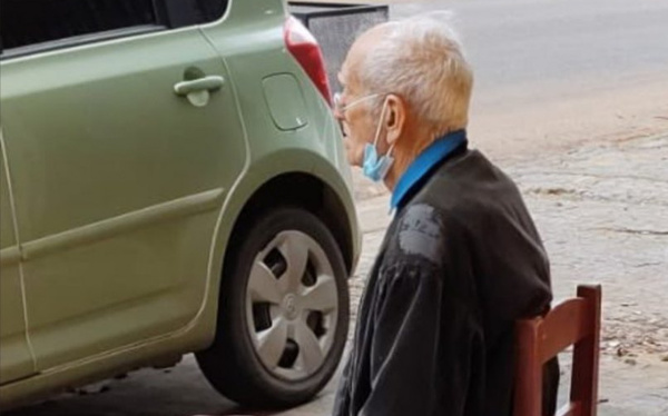 Crónica / Familiares abandonaron a su abuelito y lo dejaron sentado en la calle