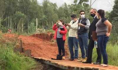 Fiscales se constituyen en zona de caída de puente