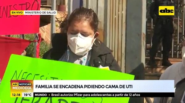 Covid-19: Se encadena para exigir una cama de terapia intensiva para su tío - Nacionales - ABC Color