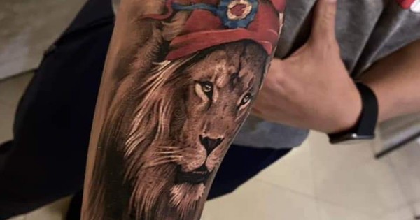 La Nación / Ramírez hace alarde de tatuaje, pero con la tricolor invertida