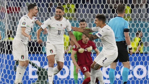 Italia aplasta a Turquía en su debut