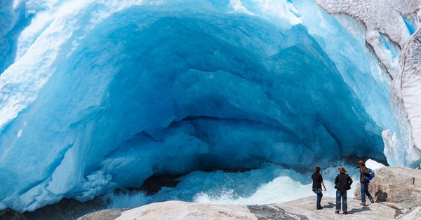 Arqueólogos hallan una caja con una vela de casi 400 años en un glaciar de Noruega - SNT
