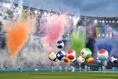 Luego de un colorido y gran acto inaugural, el balón rueda por fin en la Eurocopa