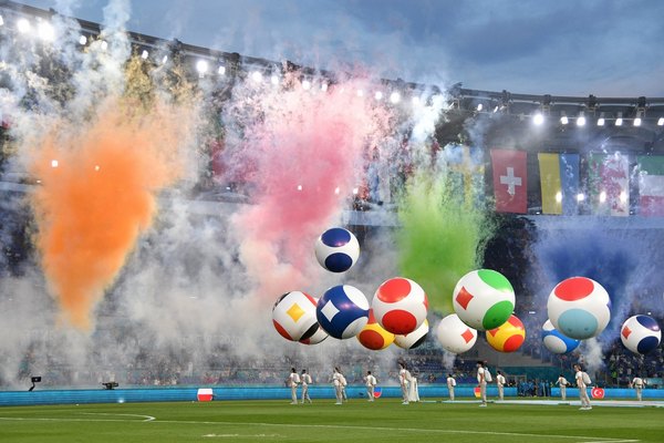 Luego de un colorido y gran acto inaugural, el balón rueda por fin en la Eurocopa