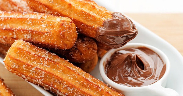 La Nación / A pesar de su discapacidad motora, viaja todos los días para vender churros
