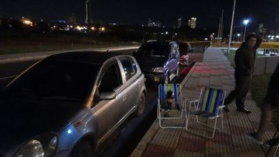 Pésima gestión de Abdo obliga a la gente a dormir en la calle por una vacuna - Nacionales - ABC Color