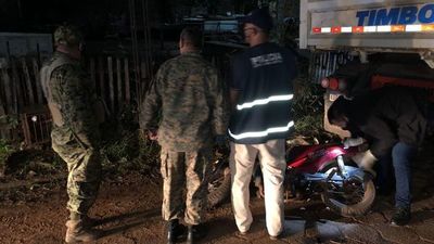 Pese a tiroteo con policía, delincuentes roban unos G. 30 millones a empleada de comercio - Nacionales - ABC Color