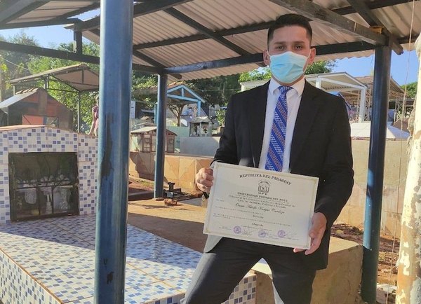 Crónica / CUMPLIÓ PROMESA. Llevó su título a la tumba de sus padres