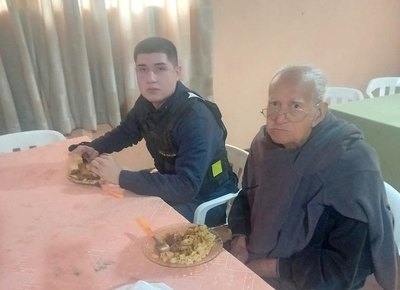 Crónica / ABUE ABANDONADO. Le devolvieron alegría en la comisaría
