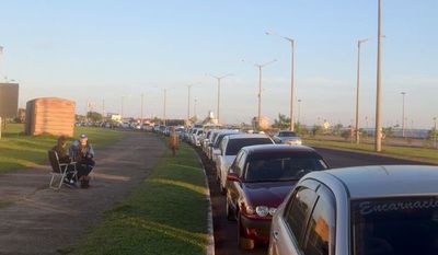 Forman fila desde ayer para la dosis en “autovacunatorio” de Encarnación - Nacionales - ABC Color