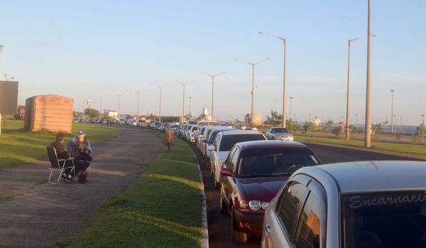 Forman fila desde ayer para la dosis en “autovacunatorio” de Encarnación - Nacionales - ABC Color
