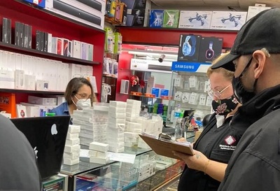 Fiscalía incautó estuches, tomas y cables USB presuntamente falsificados para celulares por valor de G 100.000.000 - ADN Digital
