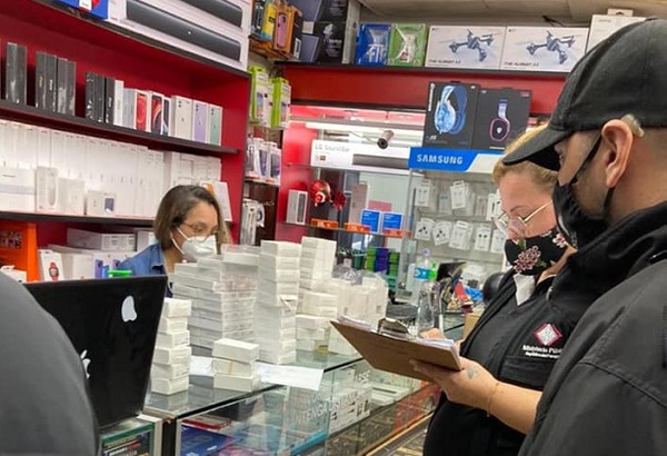 Fiscalía incautó estuches, tomas y cables USB presuntamente falsificados para celulares por valor de G 100.000.000 - ADN Digital