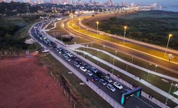 Diario HOY | Gran respuesta ciudadana a vacunación masiva: acudieron desde anoche