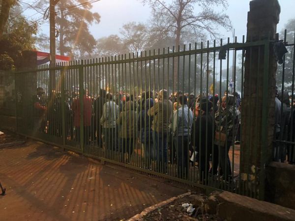 Centenas de esteños en fila para vacunarse - ABC en el Este - ABC Color
