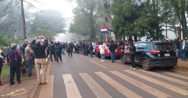 La Nación / Unas mil personas amanecieron frente a la Gobernación esperando vacunarse