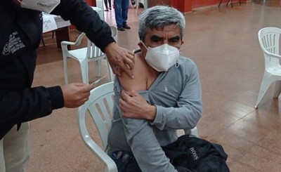Esperó casi 15 horas en su vehículo para recibir su primera dosis