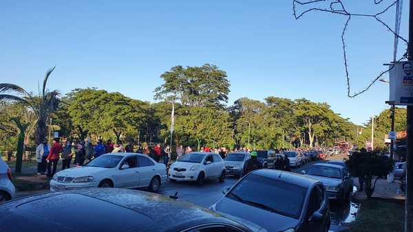 Paraguayos hicieron vigilias y largas filas para vacunarse