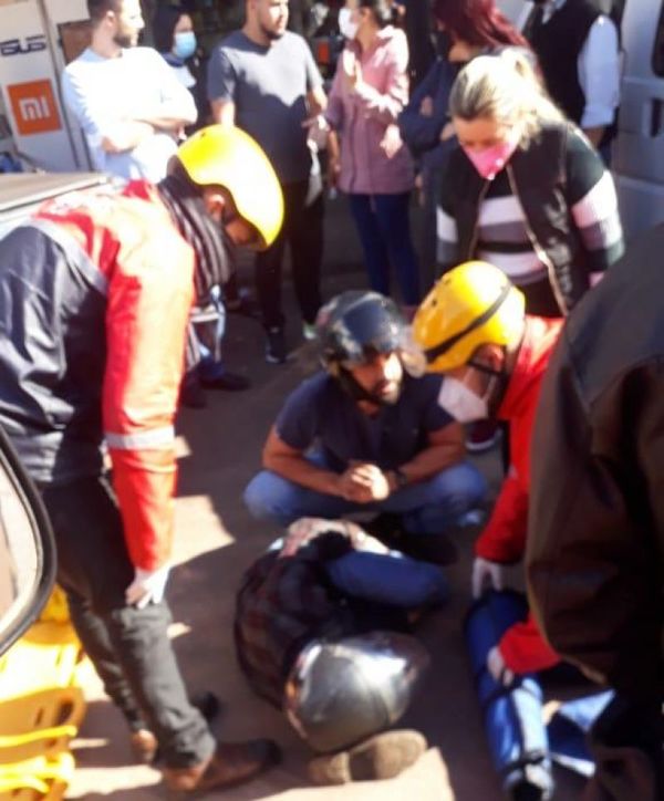 Motociclista brasileño quedó con fractura tras colisionar por una camioneta