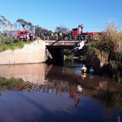 Automóvil cae a arroyo en Paraguarí: dos muertos y dos desaparecidos - Nacionales - ABC Color