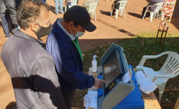 Facilitan urna electrónica para capacitar a los adultos en vacunatorio