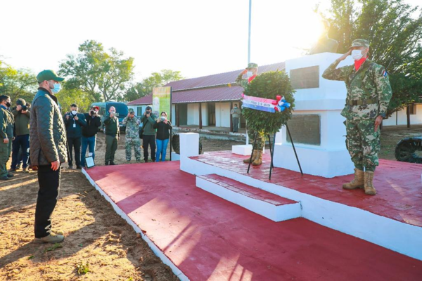 Presidente depositó ofrenda floral e inauguró mejoras en conmemoración a la Paz del Chaco