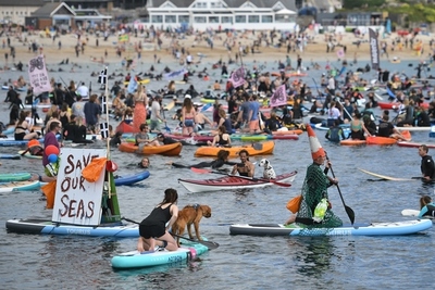 Cientos de surfistas exigieron a los líderes del G7 más acciones para proteger los océanos | .::Agencia IP::.