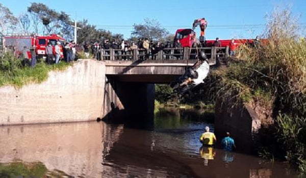 Tres muertos y un sobreviviente tras la caída de un automóvil a un arroyo - Noticiero Paraguay