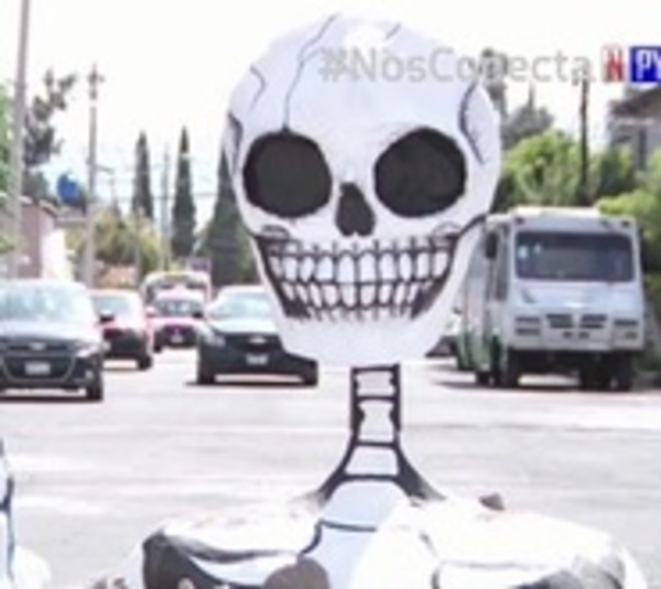 Calaveras gigantes adornan calle de México - Paraguay.com