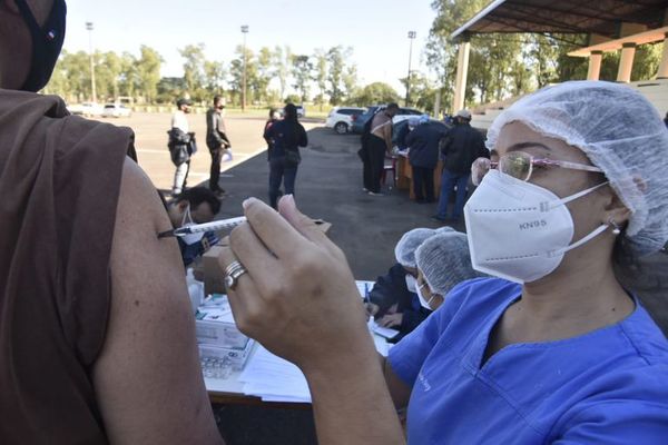 Negacionistas molestan, pero ciudadanía responde con vacunación masiva - Nacionales - ABC Color