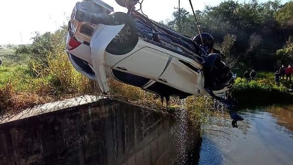 Vehículo cae al arroyo y fallecen tres personas en Paraguarí