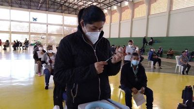 Vacunatorio de San Lorenzo cerró a las 15:00 y dejó a mucha gente sin inmunizar - Nacionales - ABC Color