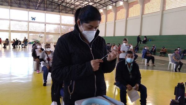 Vacunatorio de San Lorenzo cerró a las 15:00 y dejó a mucha gente sin inmunizar  - Nacionales - ABC Color