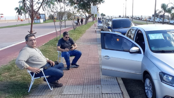 En Encarnación adultos ya forman fila para vacunarse este domingo